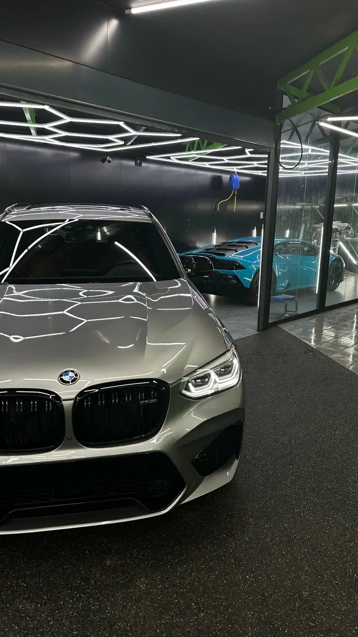 BMW под сотовым светом детейлинг-бокса