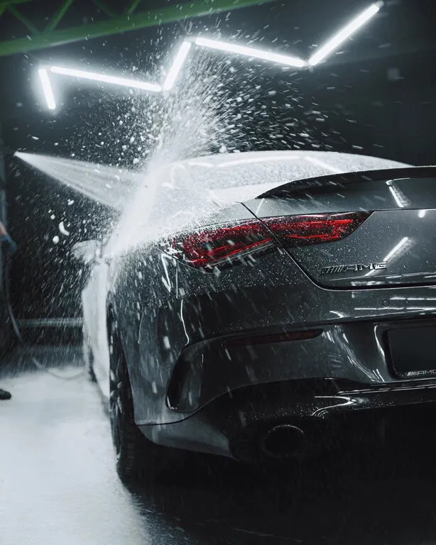 Пена летит на кузов Mercedes-AMG под лампами Neon Wash